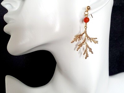 🐠🦀 Superbes boucles d'oreilles Corail doré et perles de Sardonyx. Fabrication artisanale.