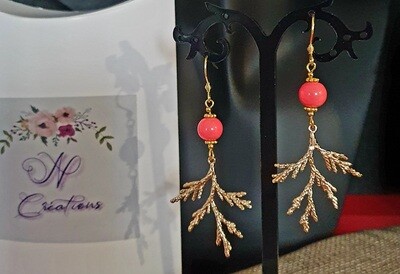 🐠⛱️ Très jolies boucles d'oreilles branches de Corail dorées. Fabrication artisanale. Modèle unique.