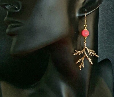 🐠⛱️ Très jolies boucles d'oreilles branches de Corail dorées. Fabrication artisanale. Modèle unique.