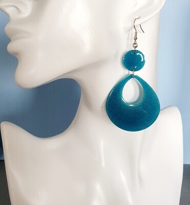 🌊 Jolies boucles d'oreilles gouttes en résine et poudre de mica bleue Bora-Bora 🌊 Fabrication artisanale. Modèle unique.
