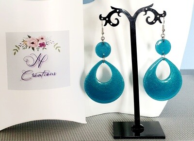 🌊 Jolies boucles d'oreilles gouttes en résine et poudre de mica bleue Bora-Bora 🌊 Fabrication artisanale. Modèle unique.