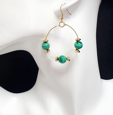 💚 Ravissantes créoles dorées. Perles en véritable Malachite et Pierre de Lune 🙏 Fabrication artisanale. Exemplaire unique.