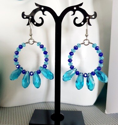 💎 Scintillantes et estivales 💎Magnifiques créoles gouttes de cristal bleu de mer 🌊 Fabrication artisanale. Exemplaire unique.