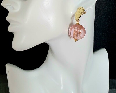 💖 Très jolies boutons d'oreilles dorés. Galets en verre rose et inclusion de poudre pailletée rosée. Fabrication. Exemplaire unique.