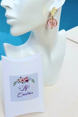 💖 Très jolies boutons d'oreilles dorés. Galets en verre rose et inclusion de poudre pailletée rosée. Fabrication. Exemplaire unique.