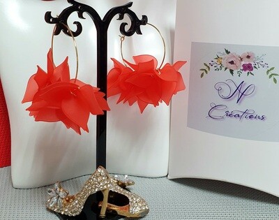 🌺⛱️ Estivales et ultra féminines 💄 Créoles dorées et pétales de fleurs rouges givrées. Création artisanale. Exemplaire unique.