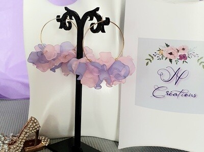 🌸 Florales 🌸 Très jolies créoles dorées et pétales de fleurs 3 tons de rose. Création artisanale. Exemplaire unique.