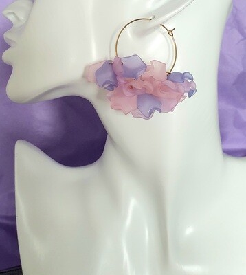 🌸 Florales 🌸 Très jolies créoles dorées et pétales de fleurs 3 tons de rose. Création artisanale. Exemplaire unique.