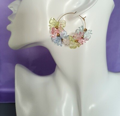 🦋⛱️ Délicates et originales. Créoles dorées et Envolée de papillons multicolores. Création artisanale. Exemplaire unique.