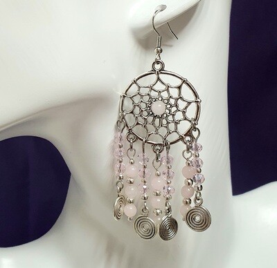 💐 Bohême 💐 Très jolies boucles d'oreilles attrape-rêves argentées. Perles de Quartz rose et toupies en cristal rose. Entièrement montées à la main. Exemplaire unique.