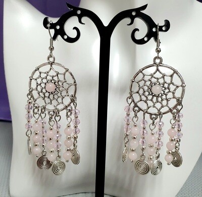 💐 Bohême 💐 Très jolies boucles d'oreilles attrape-rêves argentées. Perles de Quartz rose et toupies en cristal rose. Entièrement montées à la main. Exemplaire unique.