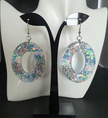 💖 Scintillantes 💖 Magnifiques boucles d'oreilles ovales. Résine et paillettes holographiques. Création artisanale. Modèle unique.