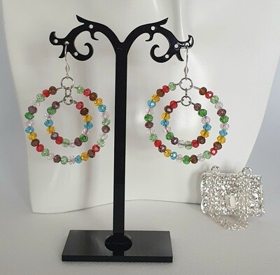 💖 Ravissantes créoles argentées. Petites perles en cristal multicolore. Création artisanale. Modèle unique.