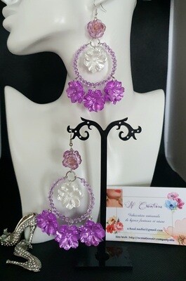 🌺💝 Romantiques et vitaminées 🤩 Grandes créoles en acier inoxydable et fleurs en acrylique lilas irisées et blanches nacrées. Création artisanale. Exemplaire unique.