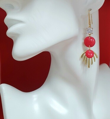 💝 Très jolies boucles d'oreilles en acier doré inoxydable. Pendentifs émail rouge et cristal carré. Création artisanale. Exemplaire unique.