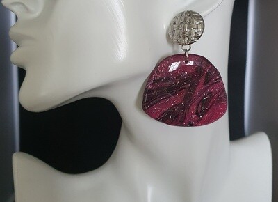 🤩 Nouvelle collection Polymère 🤩 
B.O en argile Polymère violette, marbrées de noir et feuilles d'argent froissées. Création artisanale. Exemplaire unique.