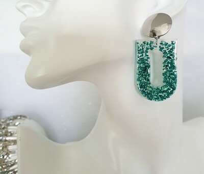 💖 Élégantes et originales 💄B.O en résine transparente. Inclusion de pépites en métal turquoise. Création artisanale. Modèle unique.