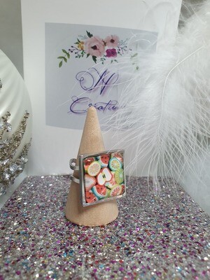 🍏🍋🍓 Bague ouverte acier inoxydable. Cabochon carré décor tutti frutti. Création artisanale. Modèle unique.